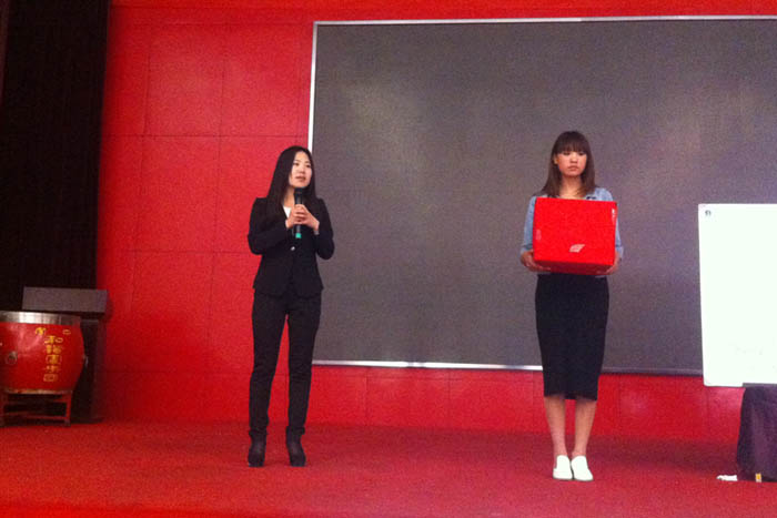 馬經(jīng)理上臺(tái)介紹公司業(yè)務(wù)